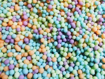 Драже зерновое взорванные зерна риса в цветной кондит.глаз. (оран,голуб,сирен,изум,роз,жел) №299М